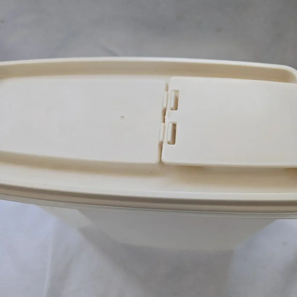 Vintage RUBBERMAID 13 cups #3 Dry Cereal Storage 0091 - Sheer W/Almond Lid